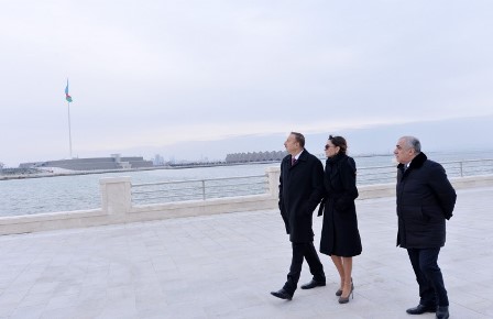 İlham Əliyev xanımı ilə Bayraq Meydanında